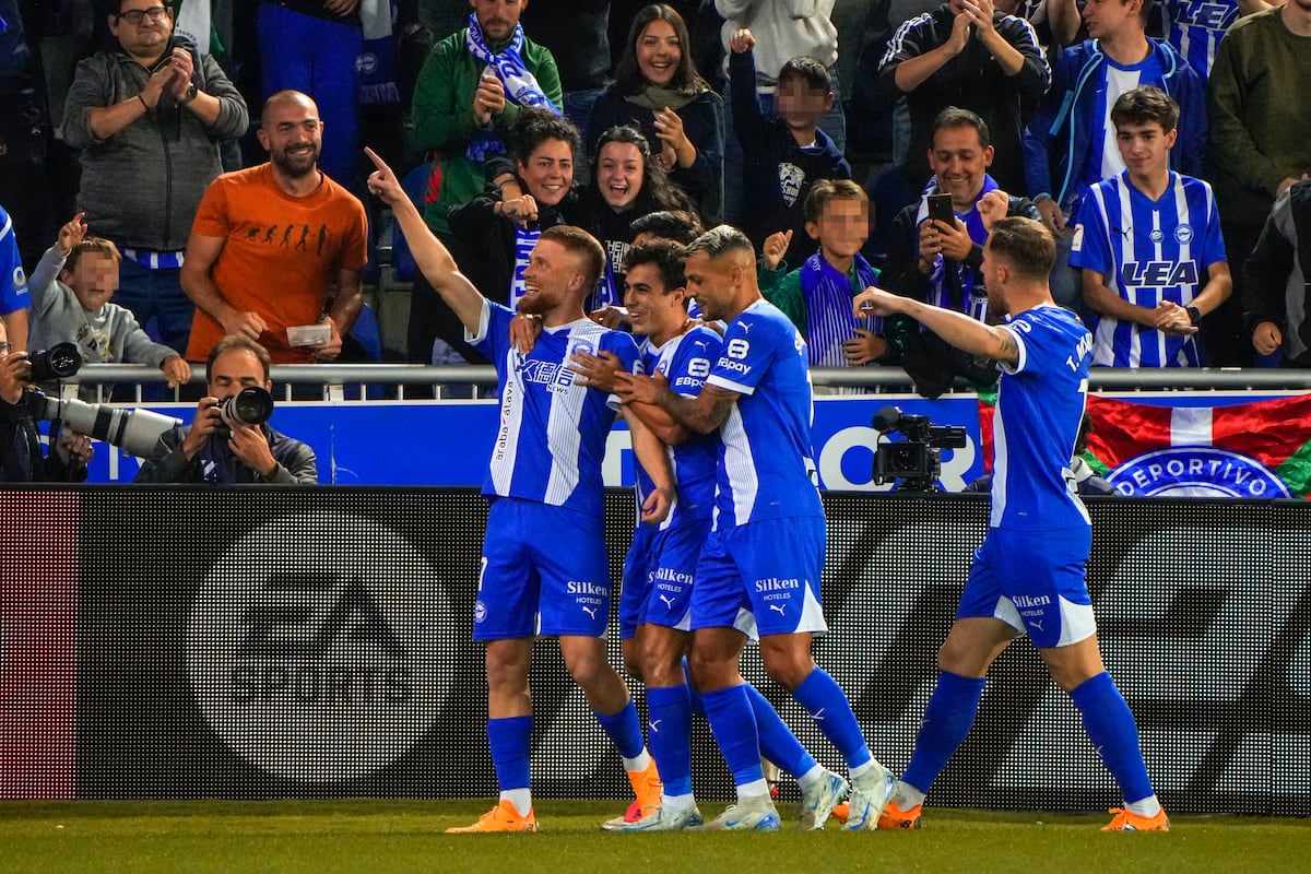 El extremo del Alavés Carlos Vicente Robles (i) celebra con sus compañeros tras anotar un gol ante el Sevilla, durante el partido de la jornada 6 de LaLiga EA Sports este viernes.