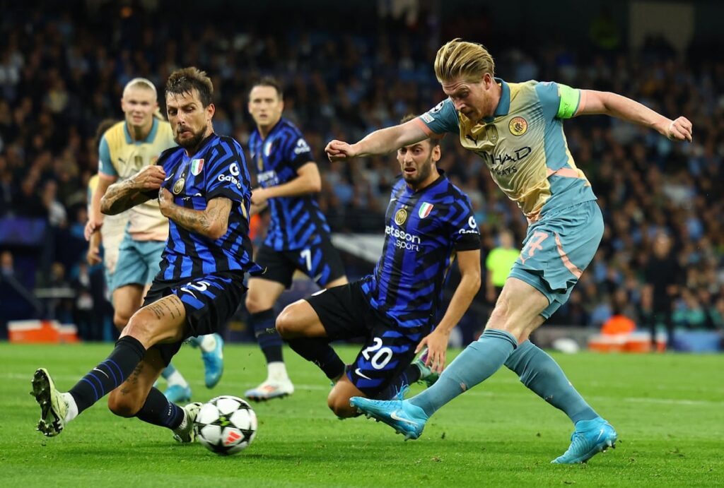 Kevin De Bruyne dispara a puerta ante Francesco Acerbi y Hakan Calhanoglu