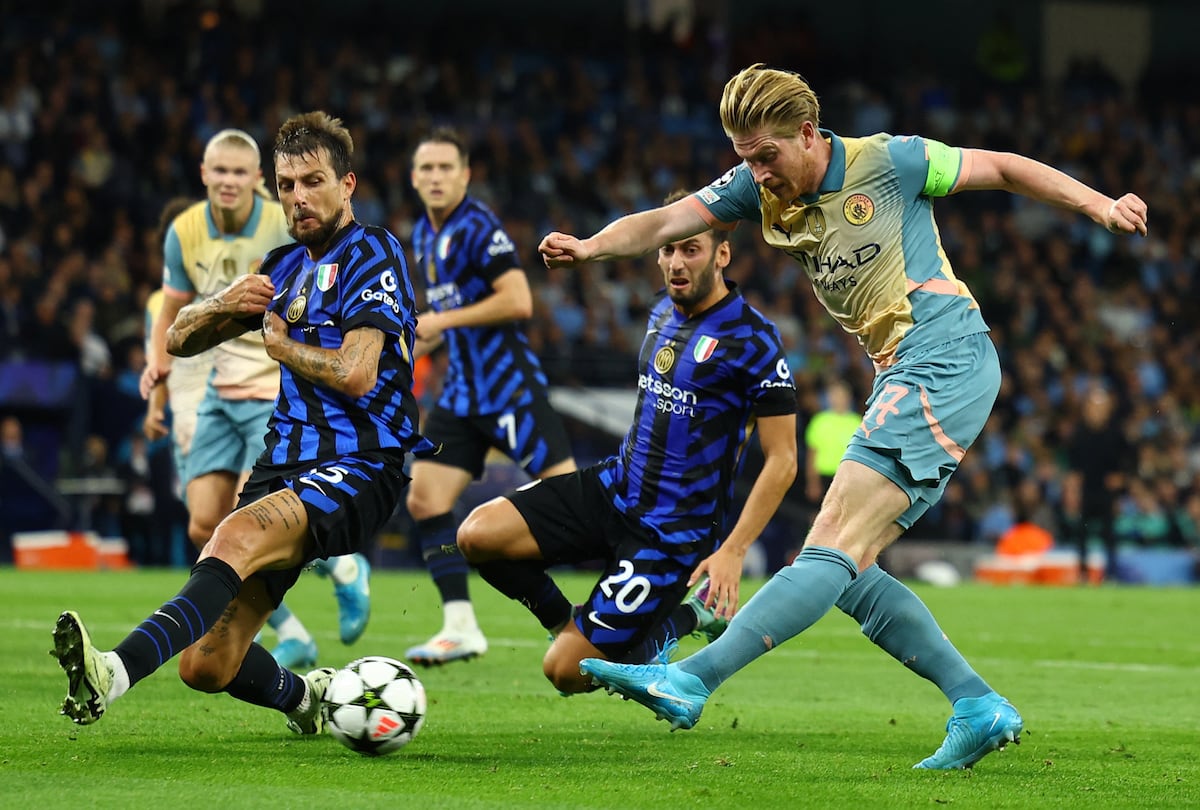 Kevin De Bruyne dispara a puerta ante Francesco Acerbi y Hakan Calhanoglu