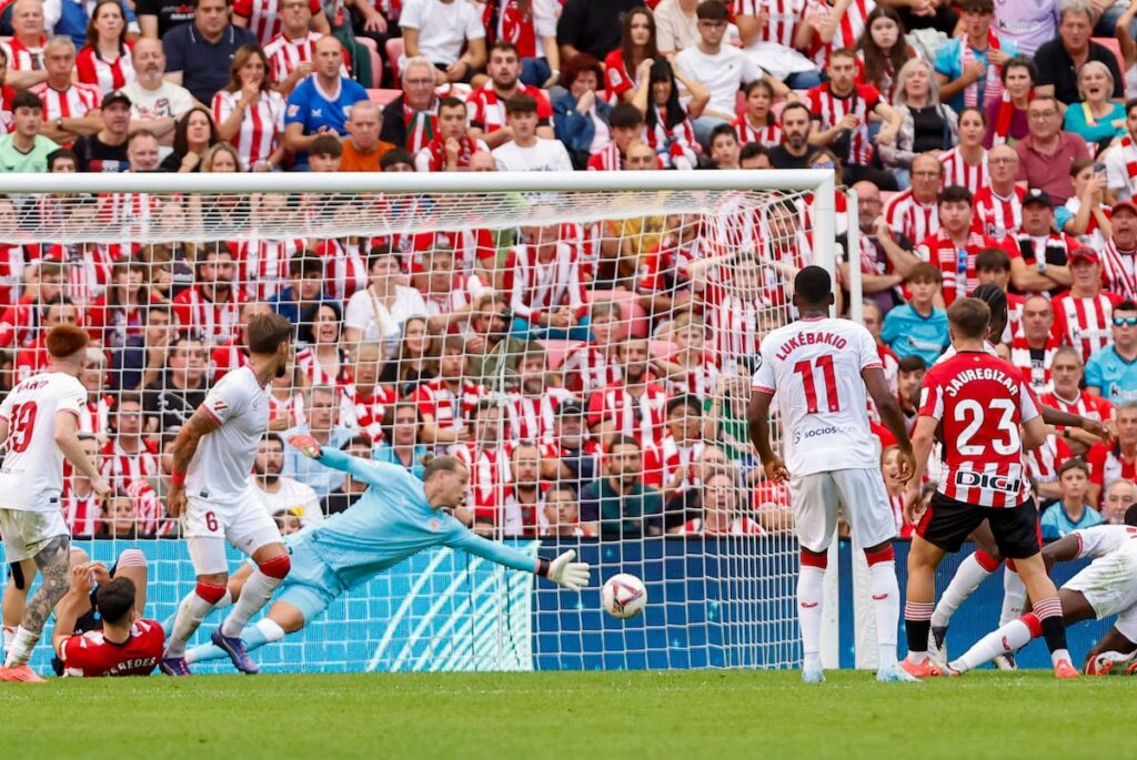 El centrocampista del Athletic Jauregizar (d) dispara a portería para anotar el 1-0 durante el partido de LaLiga entre el Athletic de Bilbao y el Sevilla disputado este domingo en el estadio San Mamés en Bilbao.