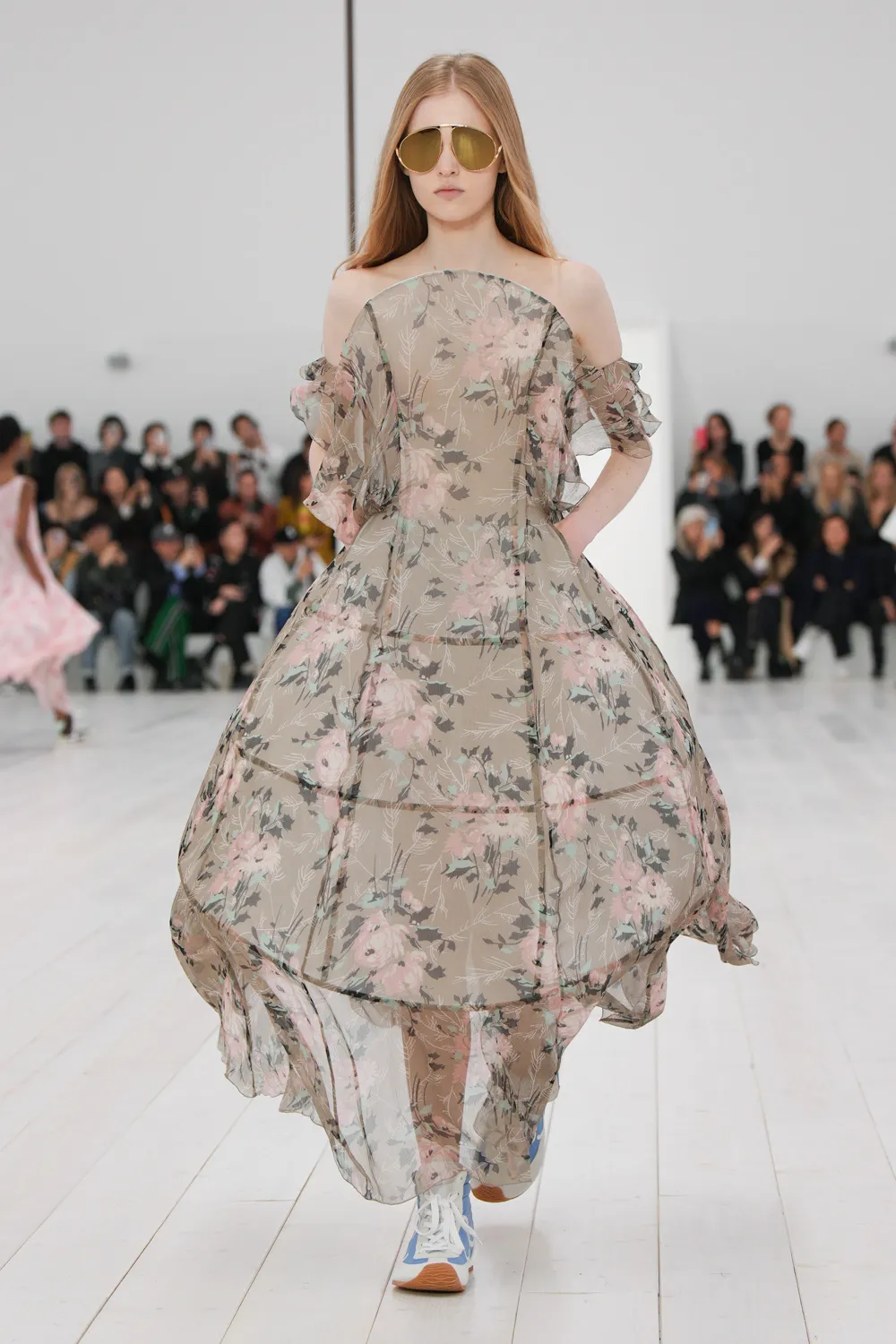 El recogimiento creativo y sin apenas estridencias de Loewe en su desfile de primaveraverano 2025