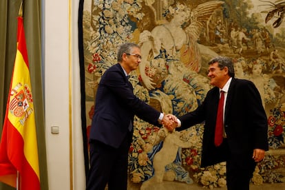 José Luis Escrivá saluda al exgobernador del Banco de España Pablo Hernández de Cos, este martes. 