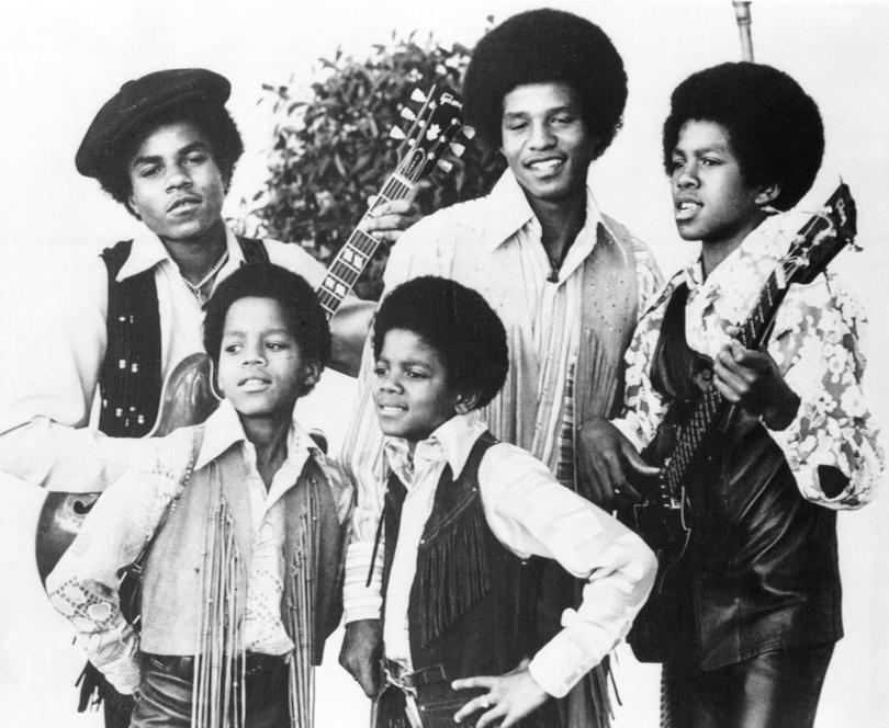 HA MUERTO TITO JACKSON , HERMANO MAYOR DE MICHAEL JACKSON Los Jackson 5, Michael Jackson, adelante a la derecha, Marlon Jackson, adelante a la izquierda, Tito Jackson, atrás a la izquierda, Jackie Jackson y Jermaine, atrás a la derecha.