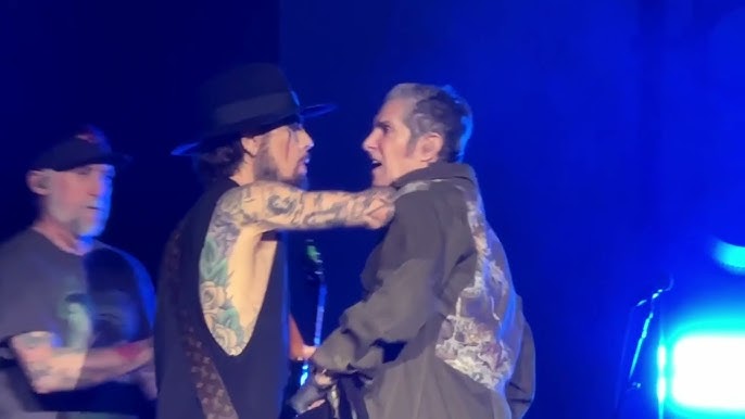 Perry Farrell FLIPS OUT on Dave Navarro On Stage! | Jane's Addiction - YouTube