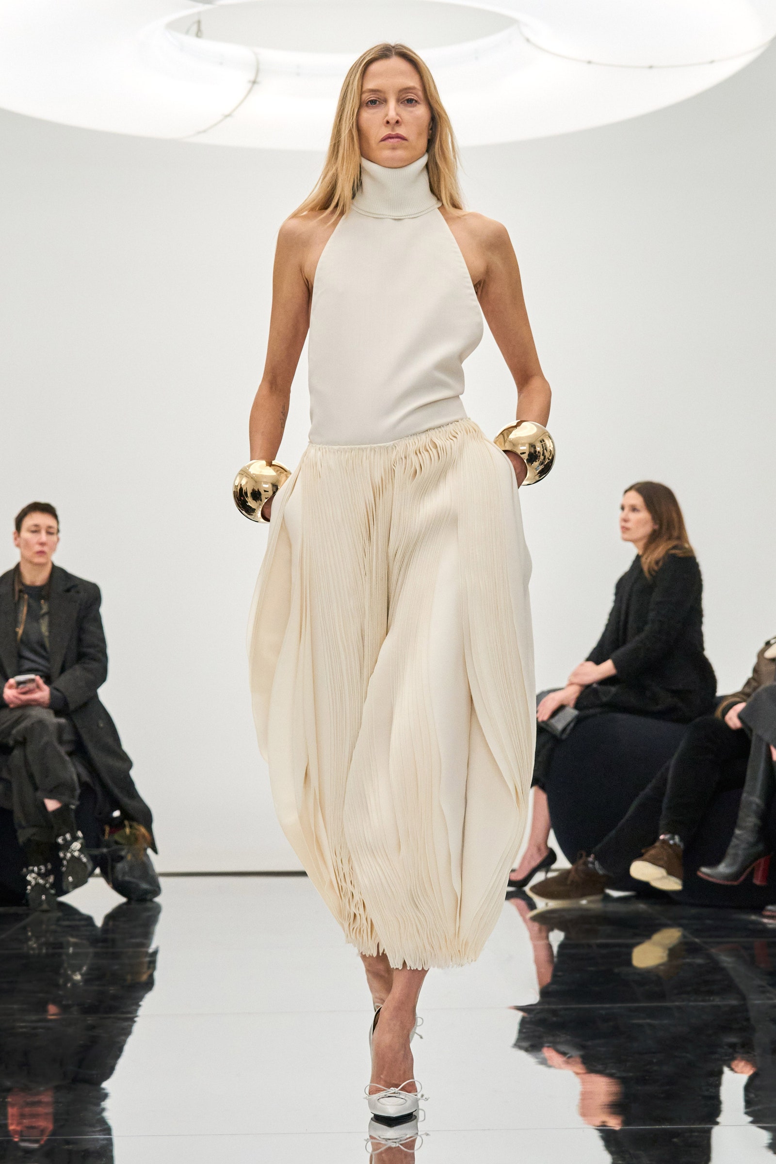 Tendencias en joyas del otoño invierno 20242025 brazaletes de Alaïa