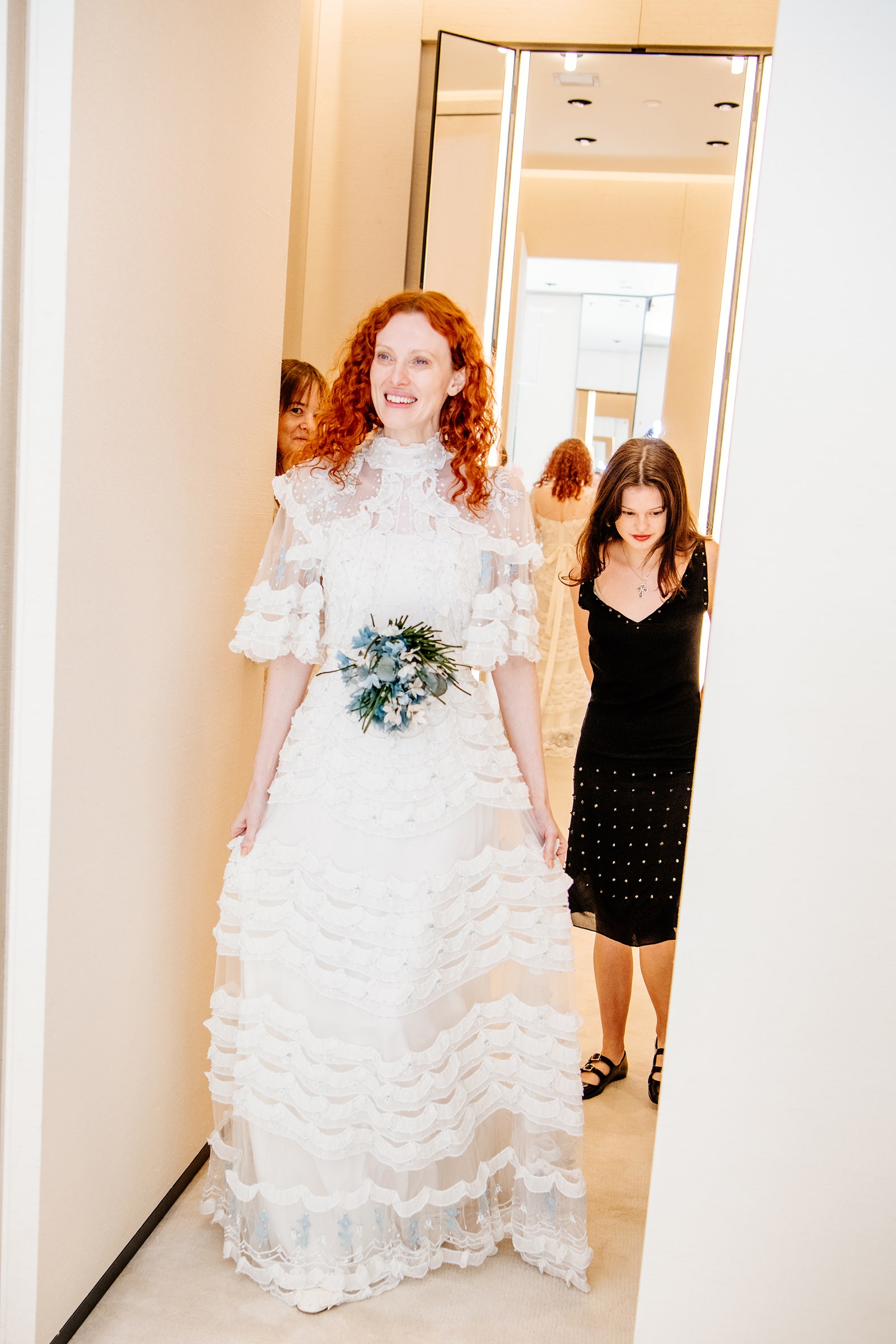 Karen Elson lleva el primer vestido de novia creado por Alessandro Michele para Valentino
