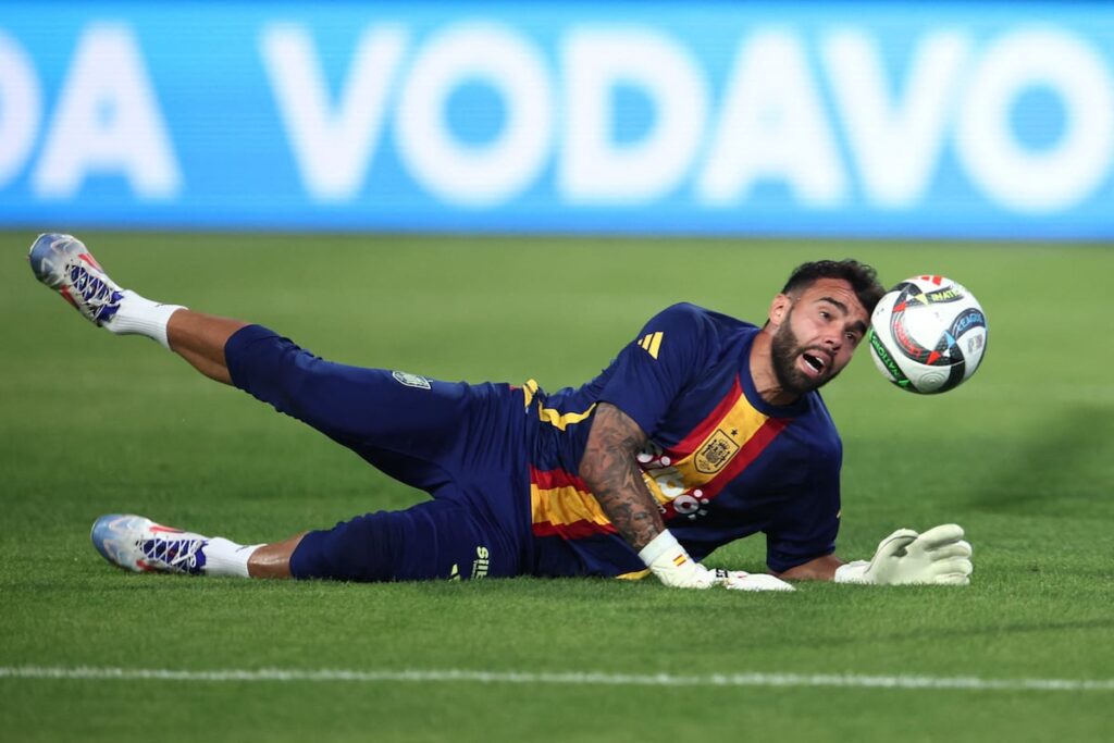 David Raya, durante el calentamiento previo al Serbia-España en Belgrado.