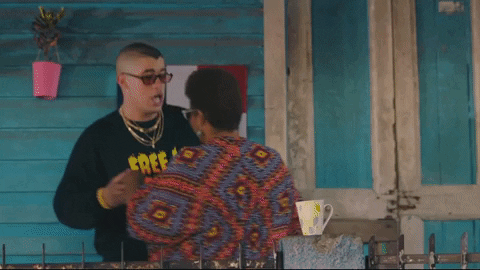 Bad Bunny bailando con una señora en Puerto Rico Bad Bunny bailando con una mujer de Puerto Rico que nos recuerda que trabajando juntos podemos lidiar con cualquier adversidad.- Blog Hola Telcel
