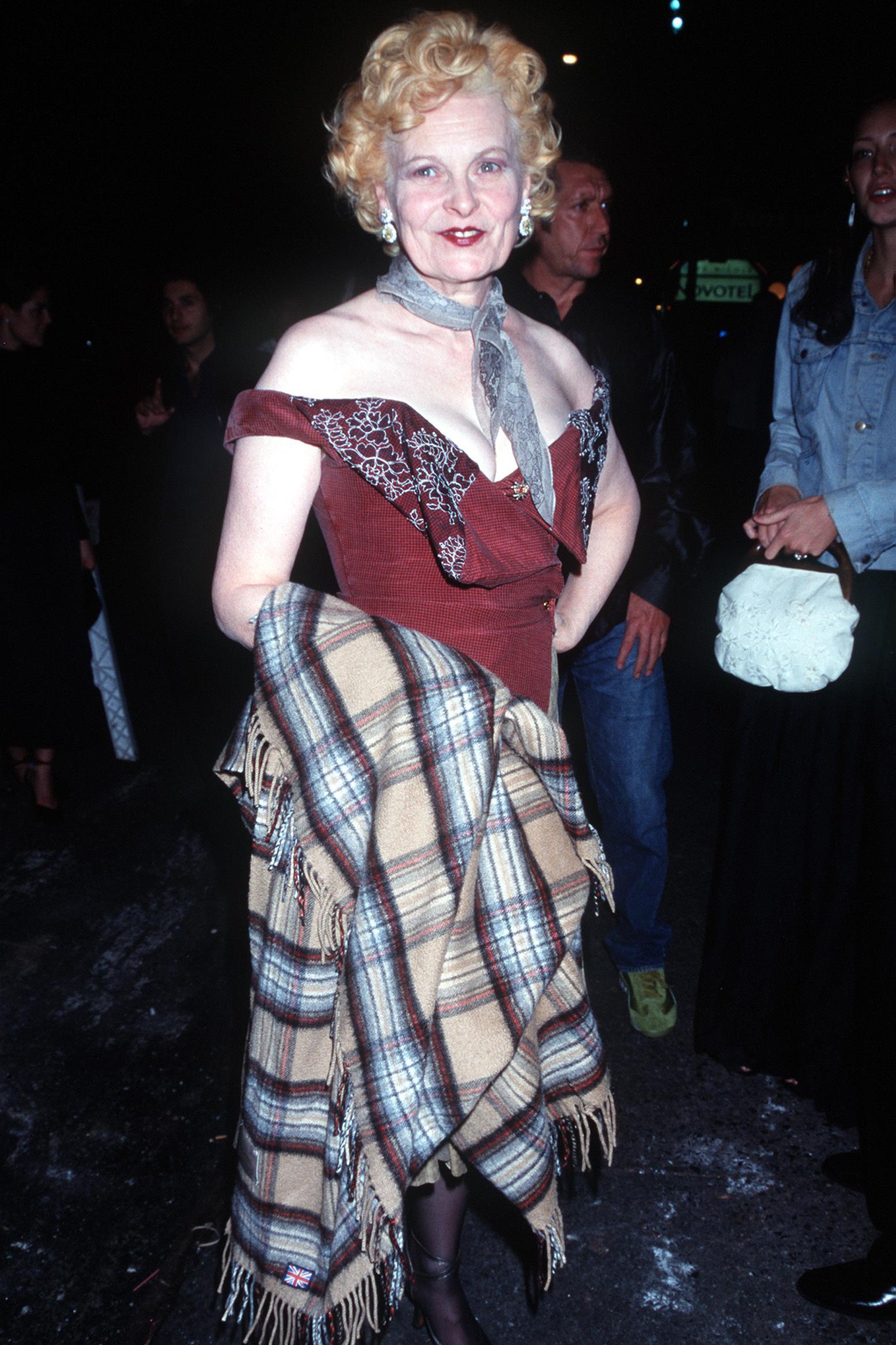 Vivienne Westwood con un drapeado de tartn citando la falda escocesa