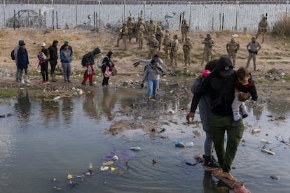La Guardia Nacional de Texas dispersa un campamento de migrantes con gas pimienta en la frontera con Ciudad Juárez (México), en abril de 2024.