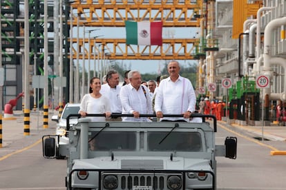 Claudia Sheinbaum Pardo, López Obrador y Octavio Romero Oropeza dan un recorrido en la refinería Dos Bocas 'Olmeca', en Paraíso (Tabasco), en agosto de 2024.