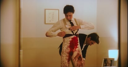 El torero Andrés Roca Rey se desviste en un hotel tras una faena en la película 'Tardes de soledad'.