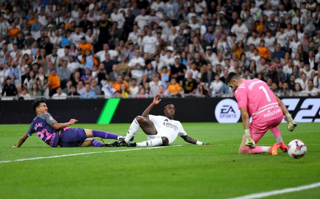 Vinicius marca el tercer gol del Real Madrid al Espanyol en el Bernabéu.