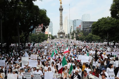 Estudiantes de Derecho y trabajadores del Poder Judicial protestan contra la reforma este domingo en Ciudad de México.