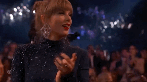 Taylor Swift aplaudiendo luego de haber ganado un premio a uno de los mejores videos musicales del año en MTV.- Blog Hola Telcel 