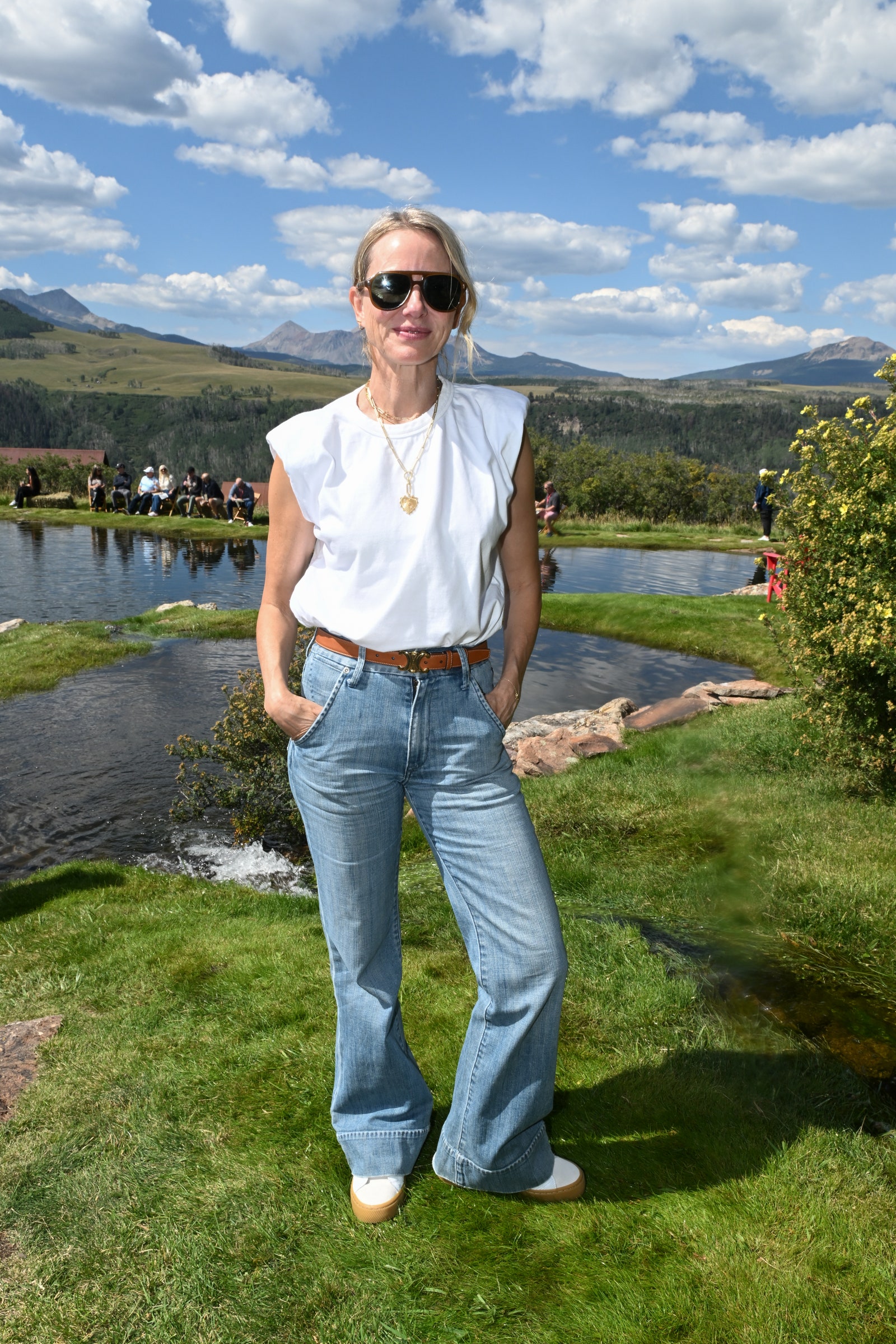 Naomi Watts con unos vaqueros de campana
