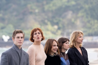 La directora Paula Ortiz (c), posa junto a los actores Aixa Villagrán (2i), Alba Planas (2d), Najwa Nimri (d), Patrick Criado (i), tras presentar "La virgen roja", que compite en la Sección Oficial.