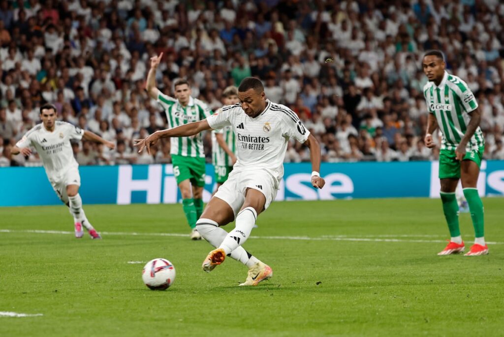 Mbappé marca de penalti su segundo gol ante el Betis este domingo en el Bernabéu.