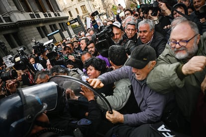 Personas jubiladas son reprimidas por policías durante las protestas frente al Congreso, en Buenos Aires, el pasado 28 de agosto.