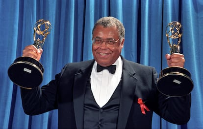 En 1991, James Earl Jones sujeta un Emmy en cada mano: el de Mejor actor en una serie dramática por 'La pasión de Gabriel', y el de mejor actor de reparto en una miniserie o especial por la película '¿Tierra prometida?', en la celebración de los premios en agosto de 1991 en Los Angeles, California.