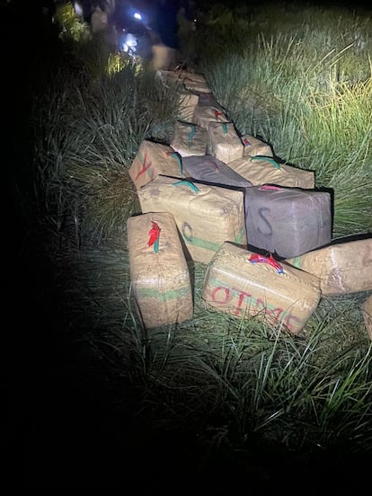 Fardos recuperados de la narcolancha siniestrada en el Guadalquivir este 1 de septiembre, en una imagen proporcionada por la Guardia Civil