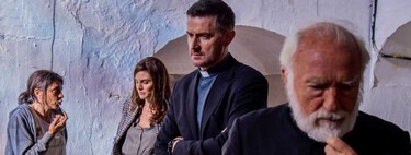 'La piel del tambor': Sevilla es lo mejor en la peor adaptación cinematográfica de Arturo Pérez-Reverte, un thriller que destaca por sus decisiones desconcertantes