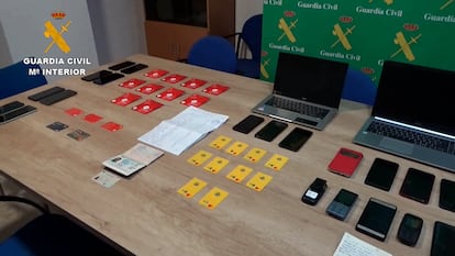 Material incautado a los presuntos autores del fraude, en una imagen distribuida por la Guardia Civil.