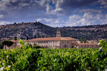 El hotel Abadía Retuerta Le Domain, rodeado de viñedos. 