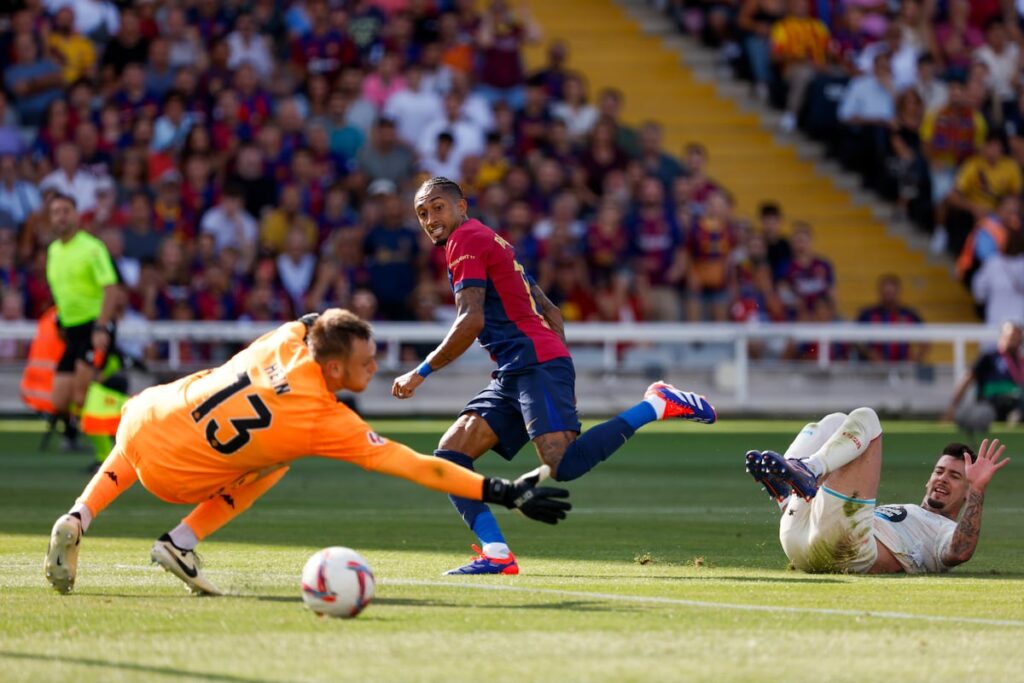 Raphinha marca el primer gol de los tres que le hizo al Valladolid en la goleada del Barcelona (7-0).