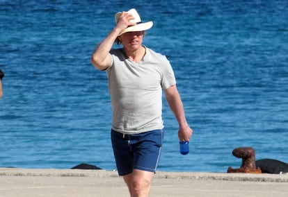 La imagen que este paparazi tomó de Tom Cruise, en la playa de Formentor, tras buscar localizaciones para una película junto al director Alejandro González Iñárritu.