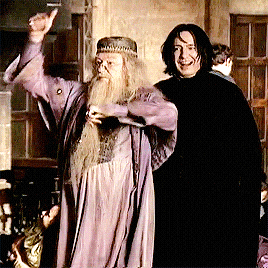 Albus Dumbledore, personaje de Harry Potter, danza felizmente.- Blog Hola Telcel 