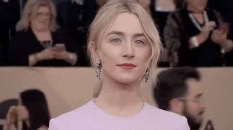 La actriz Saoirse Ronan saludando y sonriendo.- Blog Hola Telcel