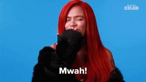 Karol G diciendo Muchos besitos para todos, Mwah Karol G mandando besitos a todos sus fans antes de la ceremonia de los VMAs donde encenderá el escenario junto a Anitta.- Blog Hola Telcel