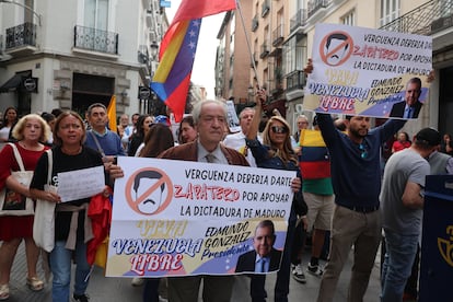 Varios manifestantes protestan contra el expresidente del Gobierno José Luis Rodríguez Zapatero, este martes en los alrededores del Ateneo de Madrid. 