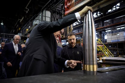 El presidente de Ucrania, Volodimir Zelenski, durante su visita a una fábrica de munición en Pensilvania, Estados Unidos, el domingo. 