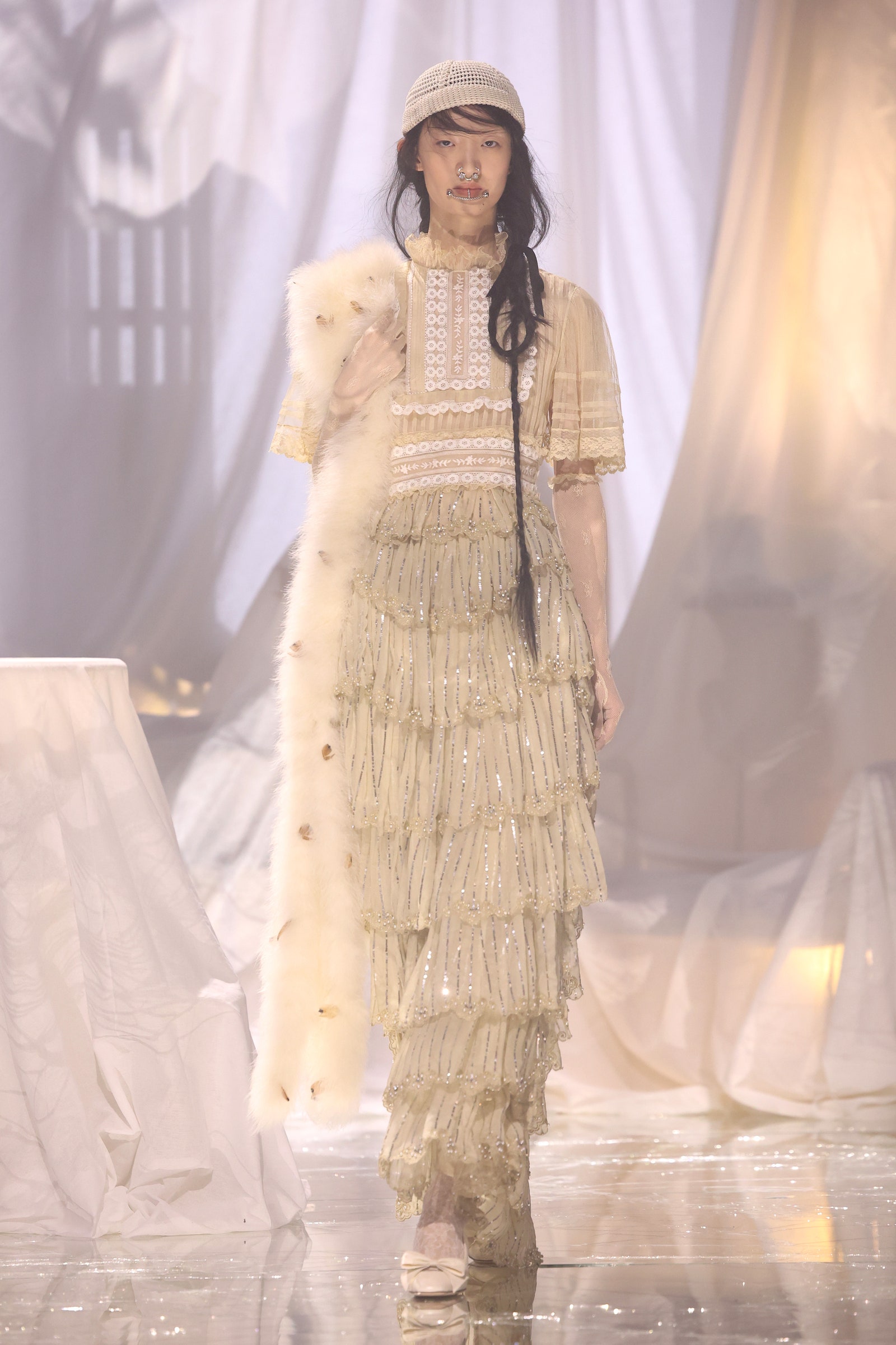 Valentino primavera verano 2025 look volantes blanco roto