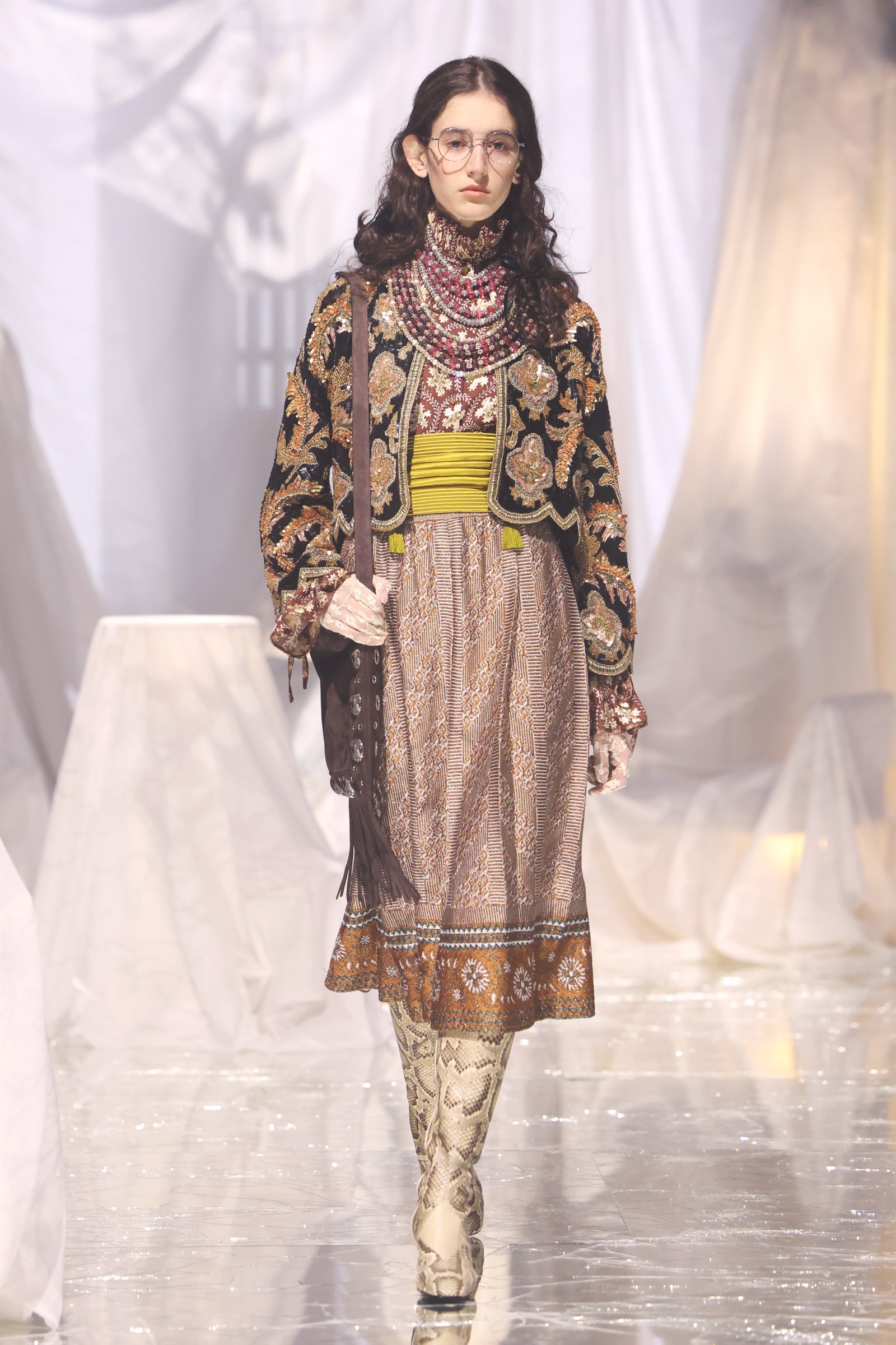 Valentino primavera verano 2025 look orientalista falda satinada botas
