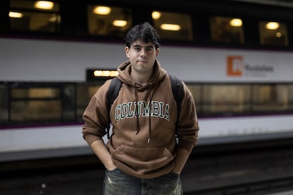 Adrià Ballester, 20 años, en la estación de Sants.