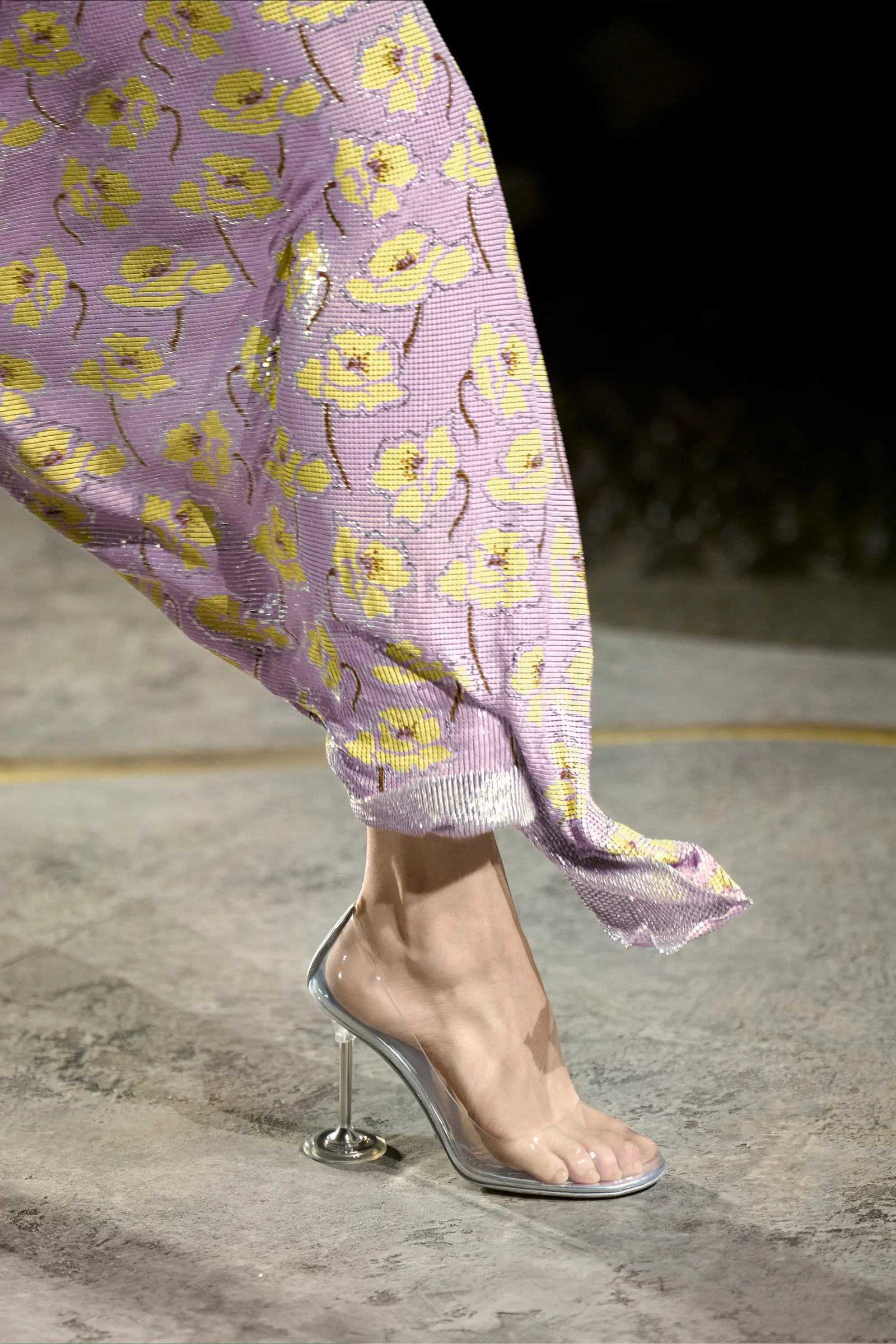 zapatos transparentes en Versace primaveraverano 2025