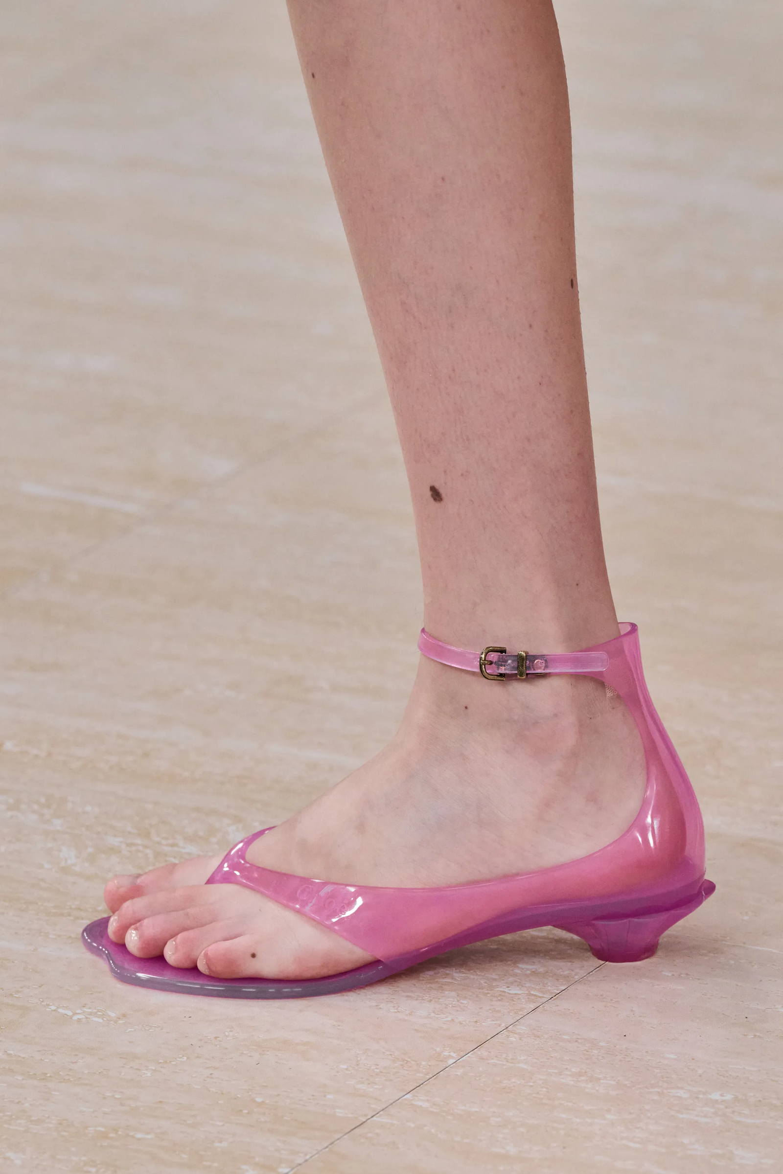 zapatos transparentes en Chlo primaveraverano 2025