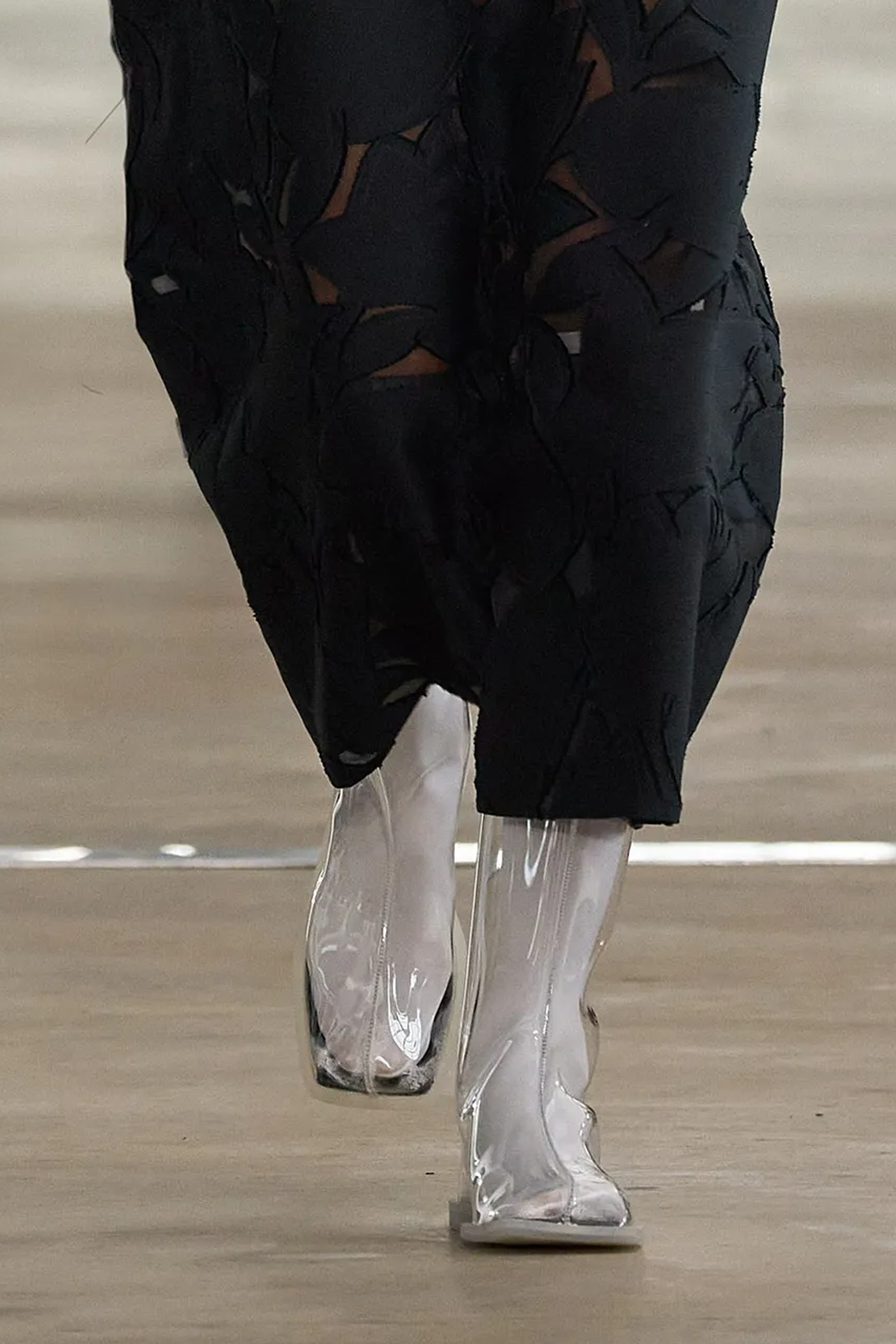 zapatos transparentes en Tibi primaveraverano 2025
