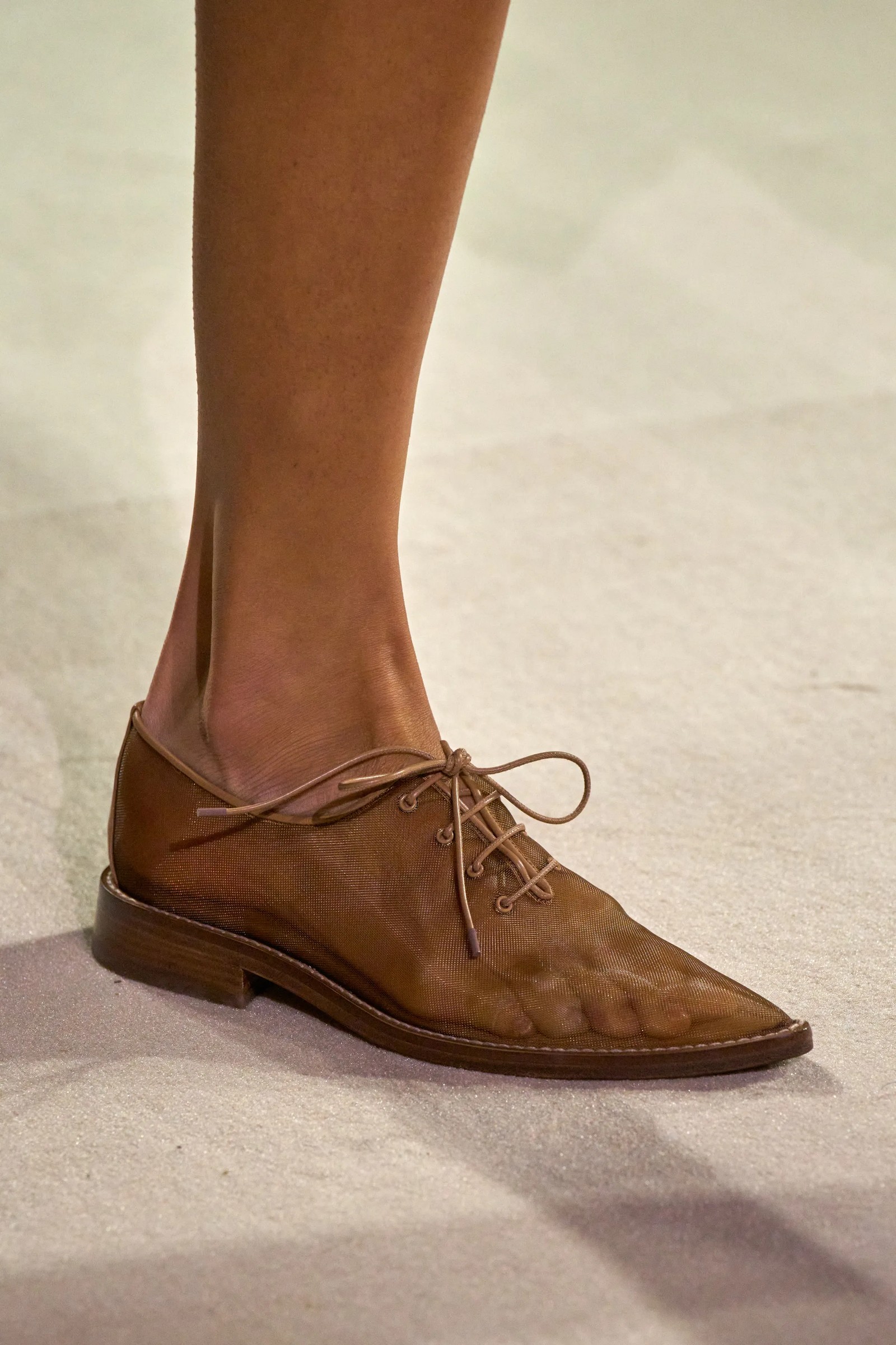 zapatos transparentes en Victoria Beckham primaveraverano 2025