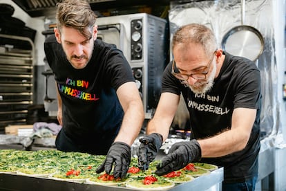 Los dos dueños del restaurante Kanaan, en la cocina del restaurante berlinés.