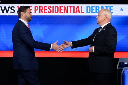 Los candidatos J. D. Vance y Tim Walz se saludan durante el debate celebrado en la CBS, este martes. 