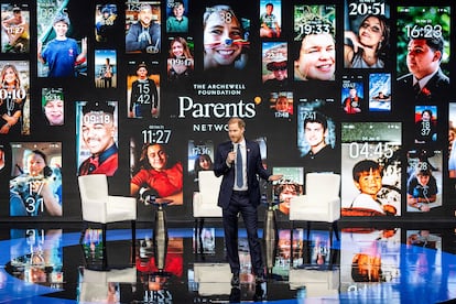El príncipe Enrique habla sobre el impacto de las redes sociales en la salud mental de los niños el 24 de septiembre de 2024 en la ciudad de Nueva York, y promociona la Red de Padres de la Fundación Archewell que ha creado junto a su mujer, Meghan Markle, ausente en el evento.