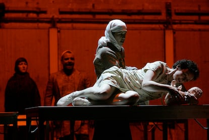 Las actrices Regina Fritsch (derecha) y Sabine Haupt durante el ensayo general de 'Incendies', de Wajdi Mouawad, dirigida por Stefan Bachmann en Viena en 2007.