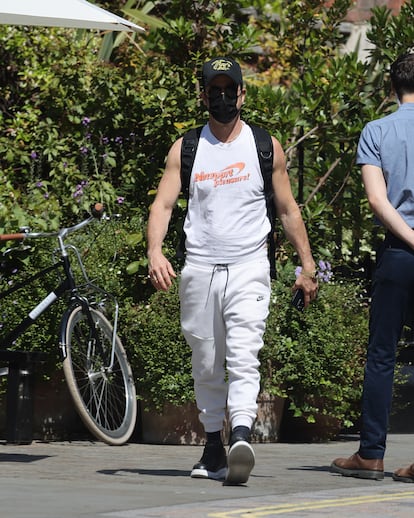 Justin Theroux recuperando un momento de gloria de pantalón gris en 2023 en Londres.