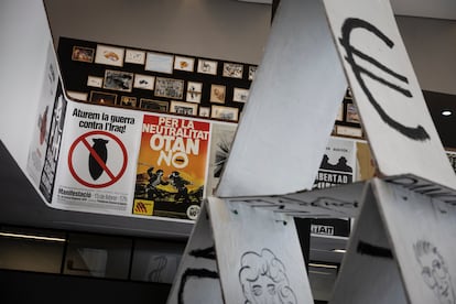 Castell del Capitalisme (CaCa) que el grup galaicocatalà Furafollas va muntar en temps del 15-M del 2011 a la plaça de Catalunya, a l'exposició Escola de Passats