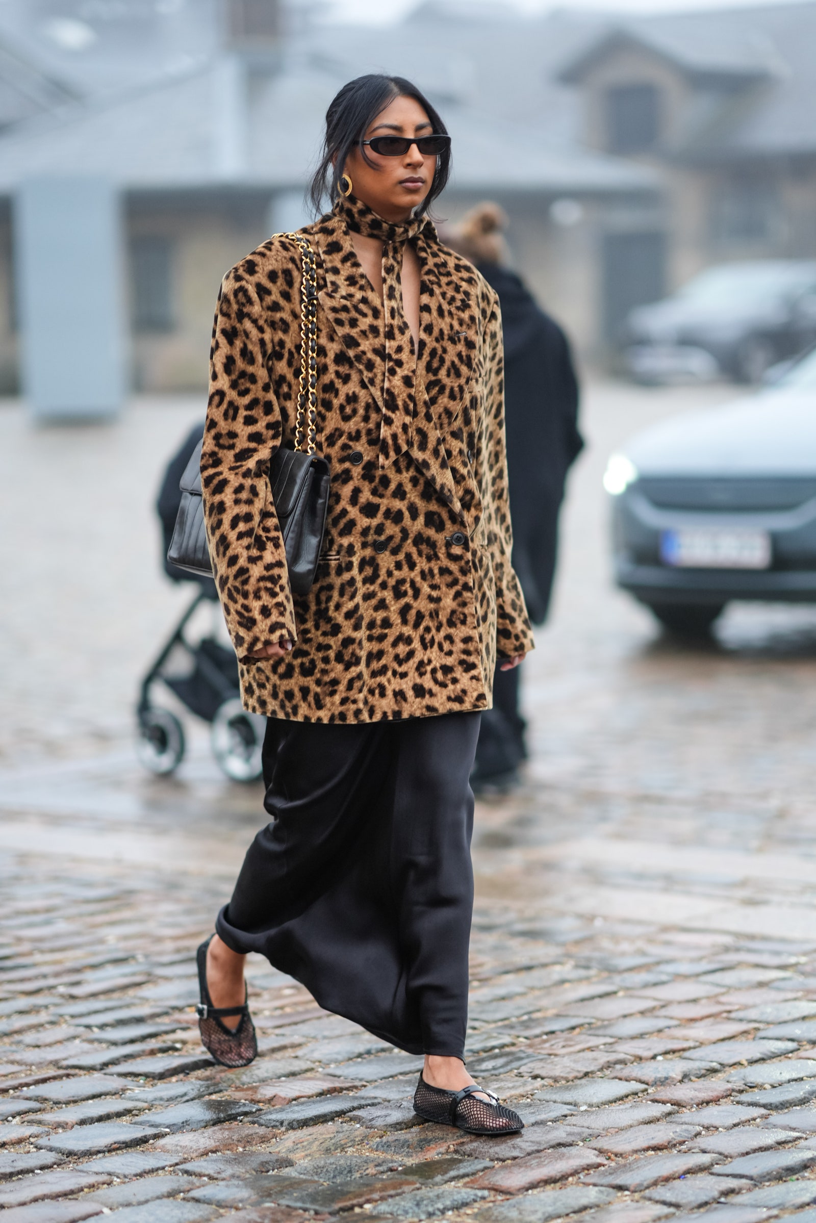 cómo llevar abrigo de leopardo este otoño invierno 20242025