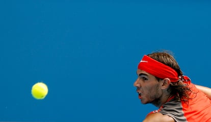 El tenista español Rafael Nadal devuelve la pelota al finlandés Jarkko Nieminen en el partido de cuartos de final del Abierto de Australia disputado en Melbourne, el 22 de enero de 2008.